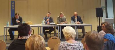 Am 01.09.2016 Lars Wedekind am Mikrofon auf dem Podium bei der Diskussion der LDZ in der Grundschule am Wildfang in Gronau (Leine). 