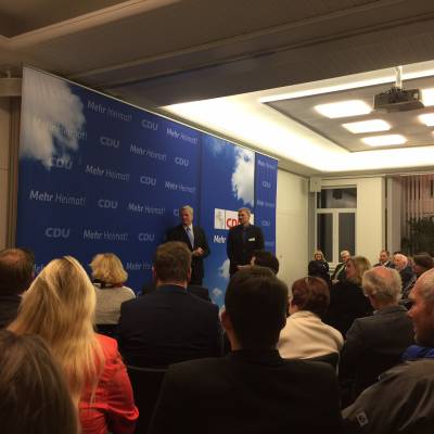 Bernd Althusmann und Ulf Thiele bei der Debatte mit den Neumitgliedern am 11.11.2016 in Hannover. 