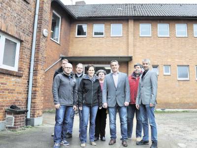 Lars Wedekind k�mpft f�r den Erhalt der Sonnenbergschule in Eime - hier mit Ratskolleginnen und Ratskollegen !!! 