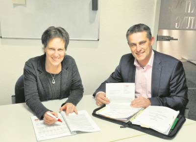 Sonja Skarba-D�ring und Lars Wedekind pr�sentieren den Antrag auf Einrichtung eines Arbeitskreises Finanzen auf Stadtebene.