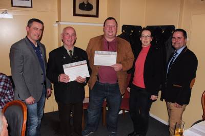 Die geehrten Mitglieder auf der JHV des OV Gronau smt Vorsitzenden. 