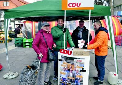 Guter Zulauf durch die B�rgerinnen und B�rger auf dem Gronauer Wochenmarkt am 08.02.2019.  
Foto: Kim H�sing (LDZ) !