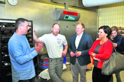 Mit Markus Grube, Tilman Kuban und Ute Bertram bei der F�hrung im Backhaus der Landb�ckerei Grube in Deinsen am 21.05.2019. 