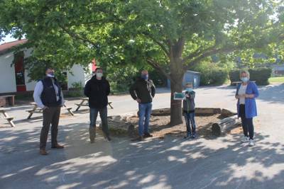 Stadtratsfraktion der CDU verteilt Gesichtsschutzmasken - hier am 15.05.2020 in Banteln. 