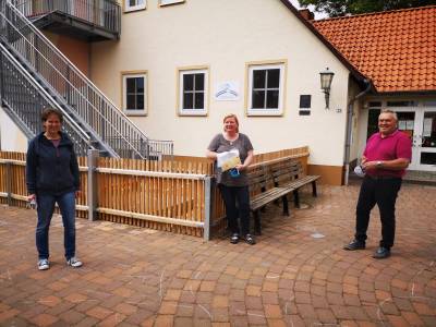 Maskenverteilung bei der KITA in Betheln - Sonja Skarba-D�ring und Rolf Klepping �berbringen die Masken. 