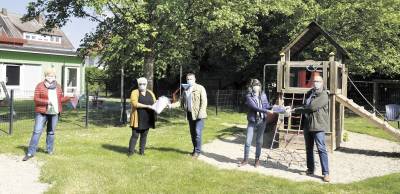 Masken�bergabe in Gronau mit den Leitungen der beiden Gronauer KITA�s und der Grundschule Gronau. Hier �berreichen Dietmar Zimmer und Lars Wedekind im Garten der Villa Kunterbunt die Masken. FOTO: Kim H�sing (LDZ). 