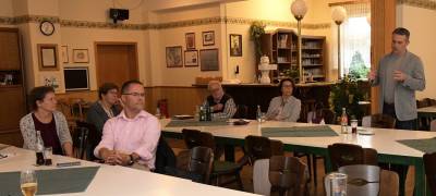 Lars Wedekind berichtet in Wallenstedt beim OV Br�ggen-Rheden aus dem Stadtrat - Foto C. Kolbe. 