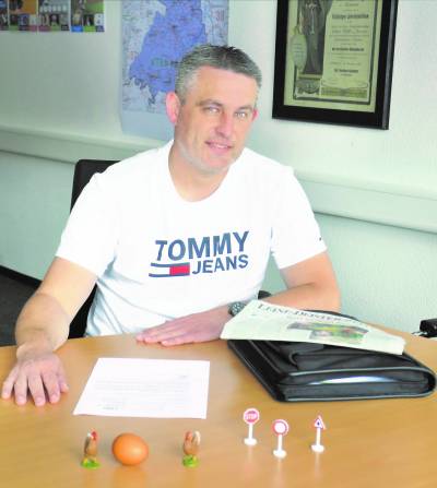 Was war zu erst - Huhn oder Ei ? Spa� muss sein ... Lars Wedekind beim Interview in der LDZ-Redaktion. Foto: Kim H�sing (LDZ). 