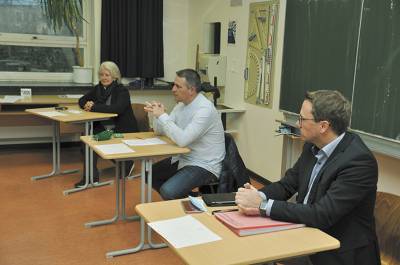 Diskussion um die Corona-Pandemie mit den Sch�lern der 10H1 der KGS Gronau am 18.11.2020. Foto: Kim H�sing (LDZ).