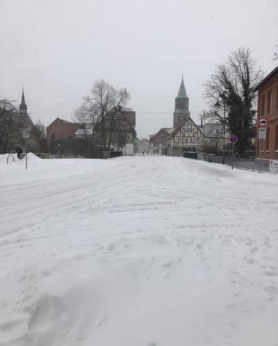 Wintereinbruch in der Samtgemeinde Leinebrgland - hier die Ortsmitte von Gronau (Leine) - 08.02.2021.  
