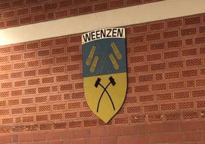 Mehrzweckhalle in Weenzen - Wappen. 