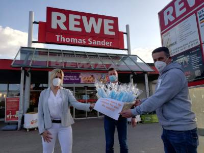 DANKE DAS IHR IMMER F�R UNS DA SEID. �bergabe von kleinen Pr�senten an die Verk�uferinnen und Verk�ufer der REWE-M�rkte in Duingen und Gronau. 
