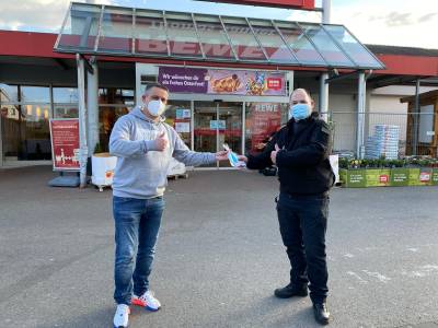 Olaf Ahrens vom Sicherheitsdienst erh�lt auch eine kleine �berraschung am Ostersamstag vor dem Gronauer REWE-Markt. 