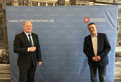 Reinhold Hilbers - nieders�chsischer Finanzminister der CDU, und Lars Wedekind beim Austausch in Hannover am 10.05.2021. 