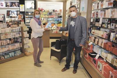 Besuch bei der Parf�merie Ahrens - hier trifft Lars Wedekind Elena Ahrens - 17.05.2021. Foto: LDZ - Leine-Deister-Zeitung.