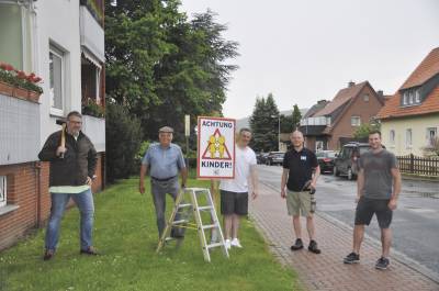 CDU Banteln stellt ACHTUNG KINDER - Schild von Radio FFN in der N�he der Grundschule Banteln auf. Foto: H�sing (LDZ) !