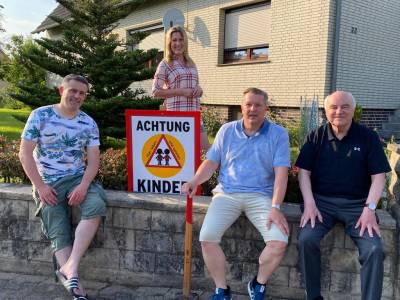 Achtung Kinder Schild seit dem 16.06.2021 in Duingen gegen�ber des Kindergartens aufgestellt. 