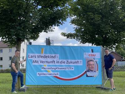 Zusammen mit Alexander Thamm und Fritz Block-Grupe vom OV Banteln habe ich das erste Bauzaun-Plakat am Bahnhof in Banteln aufgestellt. 