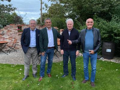 Christian Stoll, Lars Wedekind, Frank Wedekind und Martin Kind nach der Podiumsdiskussion in Eime am 27.08.2021. 