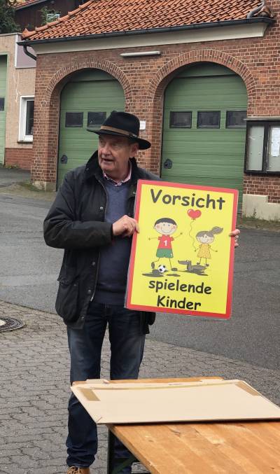Henry Glenewinkel pr�sentiert das neue Schild der CDU Aktion f�r Kinder am 29.08.2021 in Br�ggen !