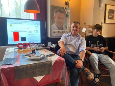 Warten auf die Ergebnisse mit Sohn Aaron am 12.09.2021 im Balkan-Grill in Gronau (Leine). 