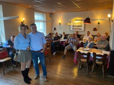 Mit Freundin Dunja und Familie sowie gut 25 CDU Mitgliedern wartet man alle Resultate des Abends ab. Auch Balkan Grill am 12.09.2021