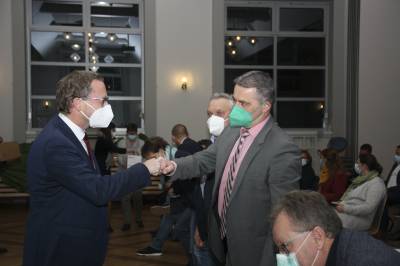 Verpflichtung der Ratsmitglieder im Samtgemeindeart. Hier Volker Senftleben mit Lars Wedekind und der Corona-Faust. Foto: L.Zimmer (LDZ)