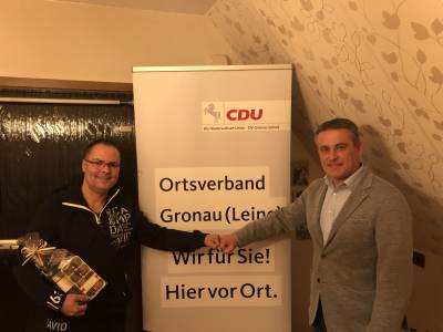 Oliver Schmidt (links) wird als ausscheidender Vorsitzender von seinem Nachfolger Lars Wedekind am 29.11.2021 verabschiedet. 