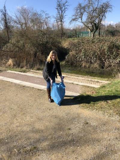 Dunja beim M�llsammeln auf der Leineinsel am 19.03.2022.