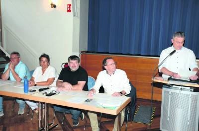 Die Verwaltungsspitze um SGBM Volker Senftleben (SPD-sitzend), und Lars Wedekind (CDU-stehend) als stellvertretender Ratsvorsitzender bei der Sitzung des SG-Rates am Mittwoch Abend in Eime.
Foto: Bornemann - LDZ. 