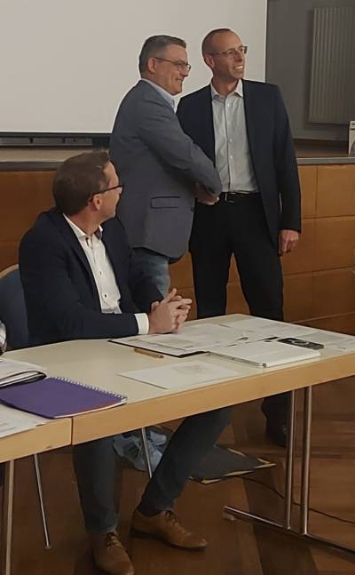 Lars Wedekind (stehend links) begr��t Jens Fr�hauf als neuen SG-Ratsvorsitzenden am 06.11.2024 ! 