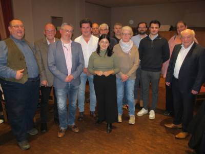 Die G�ste aus den benachbarten Ortsverb�nden, dem Landtag, dem Kreis und BTW-Kandidat Justus L�der am 14.11.2024 auf der JHV. Foto: Schirdewahn - LDZ. 
