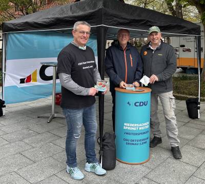 Gru�karten zu Ostern an Gr�n-Donnerstag verteilt. Lars Wedekind, Dietmar Zimmer und Lars Wedekind am Rande des Wochenmarktes.