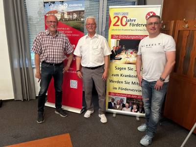 Dietmar Zimmer und Lars Wedekind gratulieren G�nter Schulze (Mitte) zur Wiederwahl als Voritzender des F�rdervereines des Johanniter Krankenhauses. 