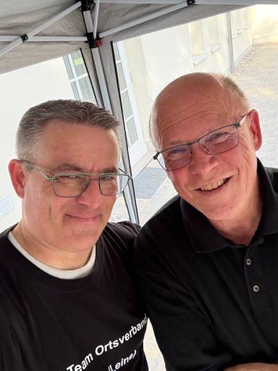 Lars Wedekind und Dietmar Zimmer am Verkaufsstand von kalten Getr�nken und den leckeren Speisen. 