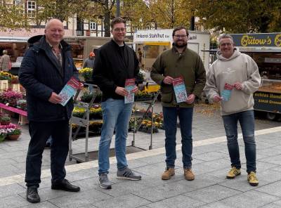 Infostand am 17.10.2025 am Rande des Wochenmarktes zur Petition zur Neufassung des Rettungsdienstbedarfplanes. 