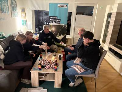 250 Gru�karten zu Weihnachten werden vom Vorstand f�r den Marktbesuch am 19.12.2025 vorbereitet. 