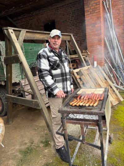 Nach getaner Arbeit wird lecker gegrillt auf dem Hof von Grillmeister Cord Tenne !