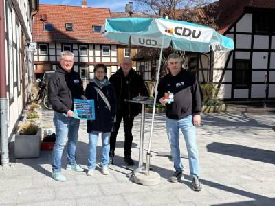 250 Gru�karten zu Ostern am 02.04.2026 am Rande des Wochenmarktes verteilt. 