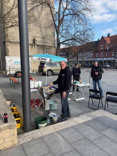 Grillmeister Dietmar Zimmer am 14.04.2026 in der Gronauer Innenstadt.