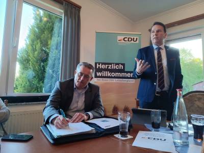 Andr� Bock - stehend (CDU) MdL als innenpolitischer Sprecher der CDU Landtagsfraktion Niedersachsen zu Gast am 22.04.2026 ! 