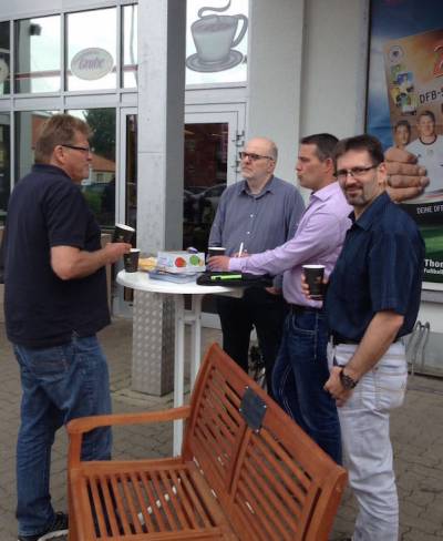 In Duingen vor dem REWE-Markt finden viele gute und konstruktive Gespr�che statt. So lernen sich die Duingerinnen und Duinger und der Kandidat bestens kennen. 