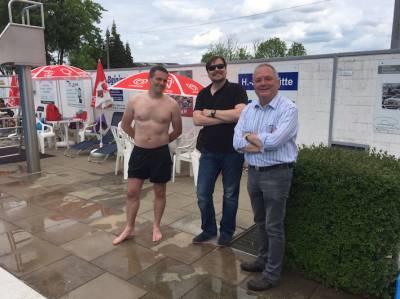 Anschwimmen am 21.05.2016 in Eime in Freibad - Blaue Lagune - hier zusammen mit Eimes B�rgermeister Hartmut Fischer (rechts) und Chefredakteur der Leine-Deister-Zeitung - Florian Mosig in der Bildmitte. 