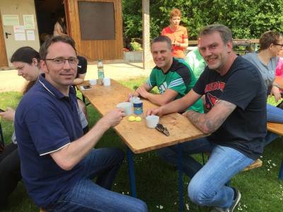 Schulsporttag am 28.05.2016 in Eime. Volker Senftleben (STC Eime), Lars Leopold (Helfer am Grill) und Lars Wedekind (TSV Deinsen) engagieren sich f�r die Eimer Grundschule.