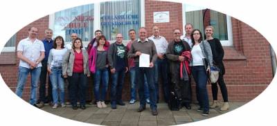 Mit der Elternschaft, dem B�rgermeister und den Ratsmigliedern des Flecken Eime ist Lars Wedekind f�r den Erhalt der Eimer Grundschule - hier am 14.06.2016 nach der Ratssitzung und der Resolution pro Eime.