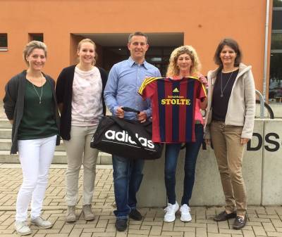 Am 21.06.2016 spendet Lars Wedekind zusammen mit seiner Frau Beate einen Satz Trikots f�r die Gronauer Grundschule am Wildfang. 