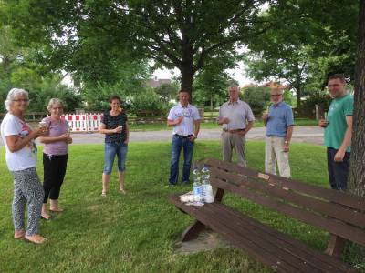 Zahlreiche Besucher finden sich zu Gespr�chen mit Lars Wedekind in Rheden ein. Dazu gab es kalte Getr�nke und Eis am Stil bei knapp 30 Grad Celsius. 