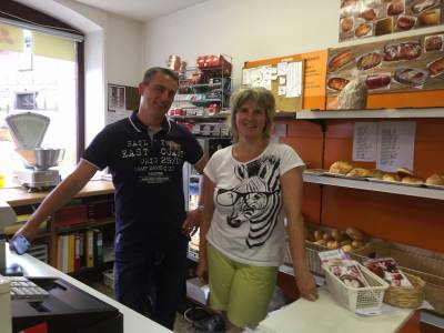 Mit Jutta Rathmes in ihrem Leinel�dchen in Br�ggen an der Hauptstrasse von Br�ggen am 25.06.2016 auf der Sommertour von Lars Wedekind - Wandern mit Wedekind. 