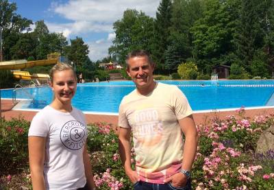 Das Freibad in Marienhagen stand auf der Liste der Orte die Lars Wedekind hier zusammen mit Julia Kaffeya aus Marienhagen auf seiner Sommertour durch die zuk�nftige Samtgemeinde Leinebergland besuchte. Ein ganz fester Bestandteil in der �rtlichen Gemeinschaft in Marienhagen, den es zu erhalten gilt.
