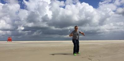 Frischer Wind mit Wedekind !!! Hier symbolisch daf�r am Strand von der Nordseeinsel Borkum im Juli 2016. 